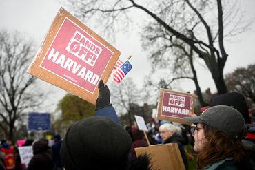 Harvard sagsøger USAs regering