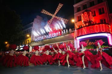 Vingerne på Paris berømte røde mølle drejer rundt igen