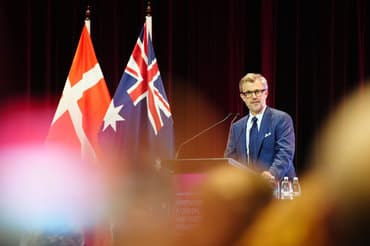 Aftaler lukkes på stribe under kongebesøg i Australien