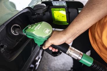 Højere priser på brændstof giver inflationen et nøk op