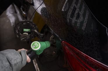 Forbrugerombudsmanden kritiserer tankstationer for at reservere for høje beløb før tankning