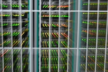 Politikere vil sende datacentre bag i køen til elnettet