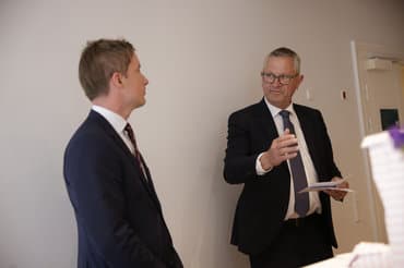 Snart slut med Gades dobbeltrolle: Regeringen vil have Henrik Frandsen som Folketingets formand