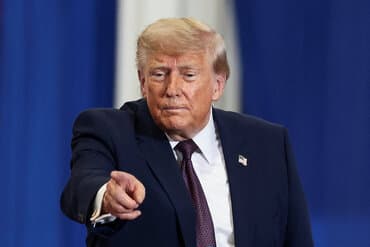 Trump kræver fald i benzinpriser på amerikanske tankstationer