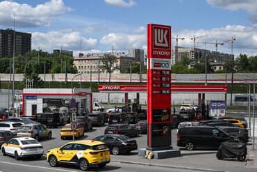 Russere må holde i kø ved tankstationer efter ukrainske droneangreb