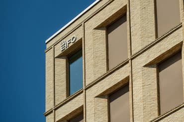 EIFO mere end tredobler halvårsresultat og opjusterer forventningerne til hele året