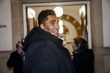 Blå partier undlader at stemme for Sikandar Siddiques afløser